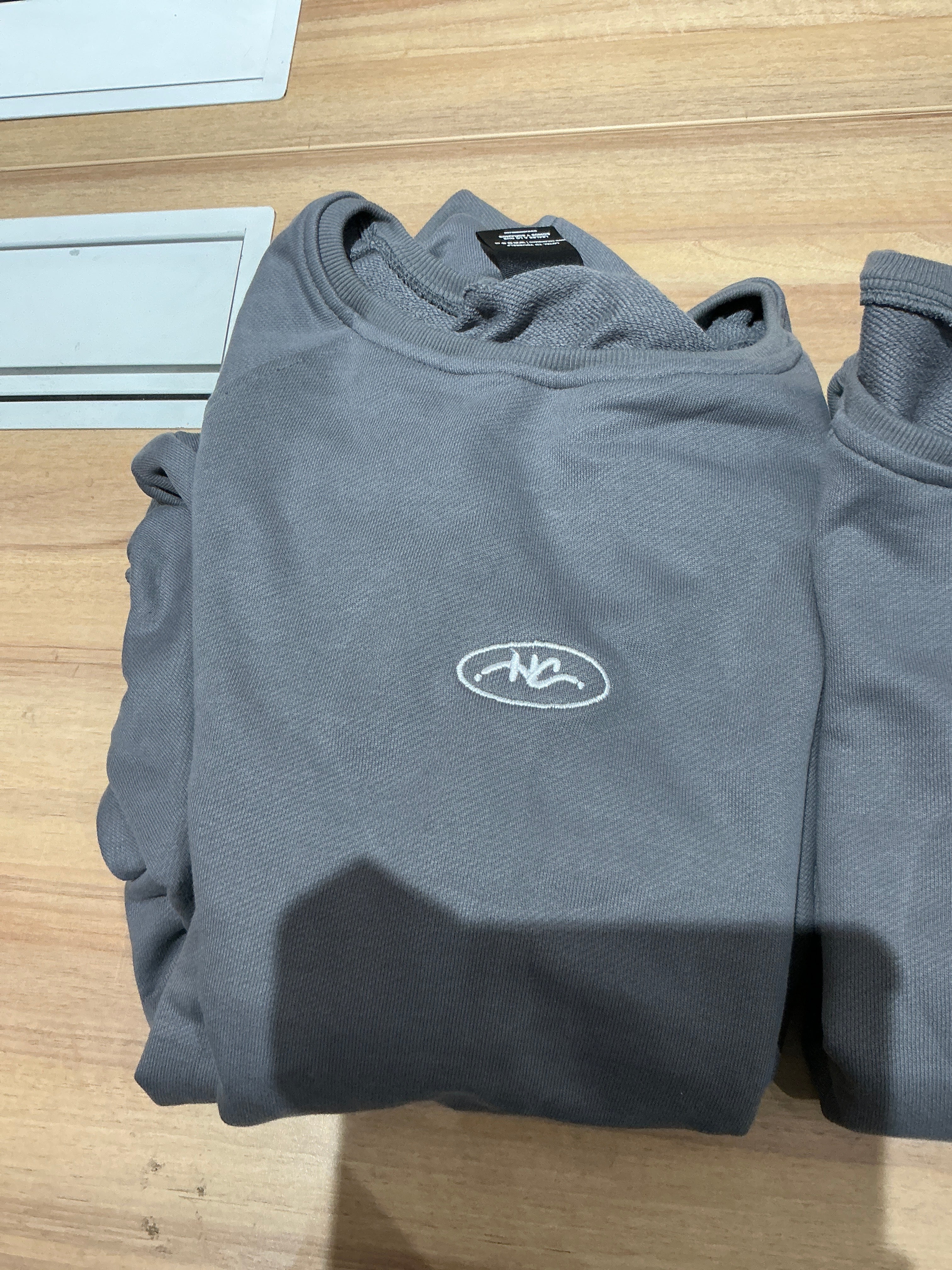Hoodie cuello abierto gris Comfy & cool