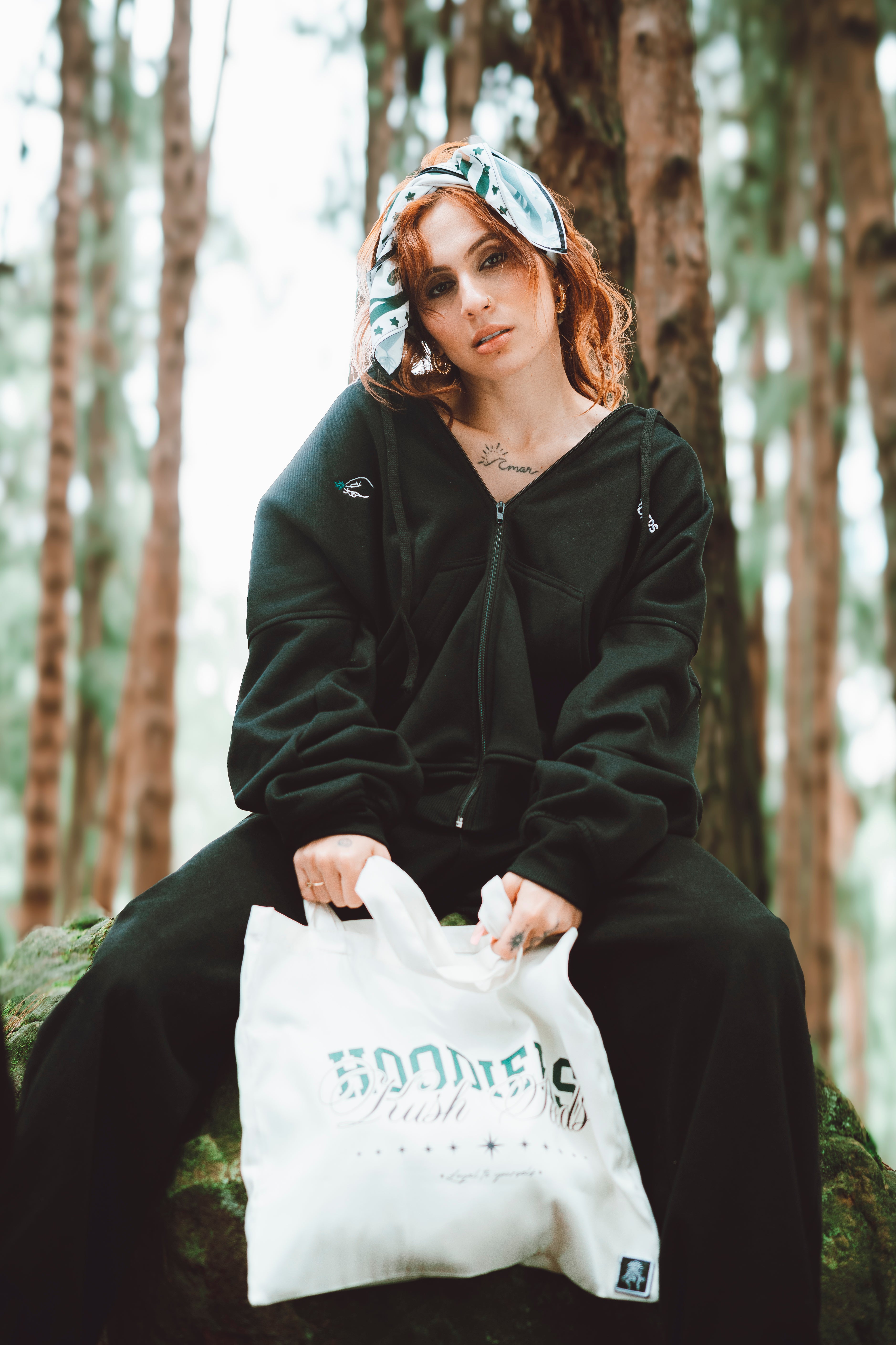 Ziper Hoodie Over Negra | KUSH